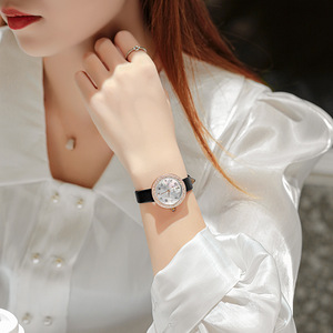 Reloj de Pulsera Minimalista y Elegante para Mujer, con Cristales de Imitación, Resistente al Agua, con Correa de Cuero - Product Image 1
