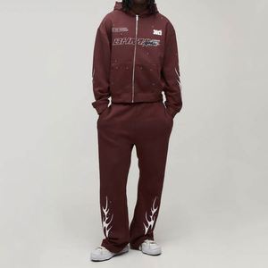 Ensemble de survêtement deux pièces personnalisé pour homme, comprenant un sweat à capuche court zippé à imprimé graphique Racing rouge bordeaux et un pantalon de survêtement évasé - Product Image 4