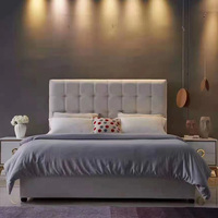 Lit double moderne et luxueux avec tissu hypoallergénique de haute qualité, style doux, cadre en bois, tête de lit haute, meubles de chambre à coucher