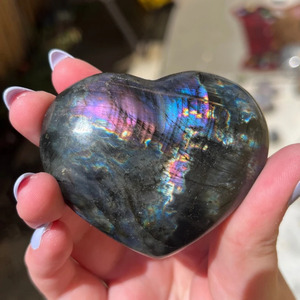 Cœur en labradorite naturelle polie, sculpté, avec éclat violet, pour cadeau, vente en gros - Product Image 2