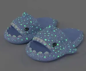 Sandálias de Slide Shark luminosas com logotipo personalizado, chinelos de EVA macios para banheiro, casa e exterior