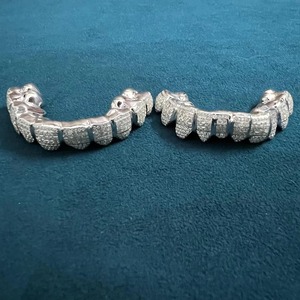 ชุดกริลล์ซเพชรโมอิสซาไนต์ VVS คุณภาพสูง ดีไซน์ทันสมัย สไตล์ฮิปฮอป  วัสดุเงินแท้ 925 สำหรับผู้ชายและผู้หญิง ราคาดีที่สุด - Product Image 5