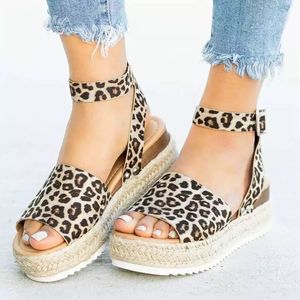 Nouvelles sandales compensées épaisses en chanvre pour femmes, style européen et américain, collection Printemps-Été 2026 - Product Image 5
