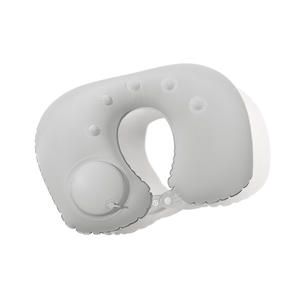 Oreiller de voyage magnétique gonflable en forme de U gris en polyester rafraîchissant avec sac de rangement, masque pour les yeux et bouchons d'oreilles - Product Image 1