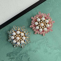 Bros Bunga Mutiara Vintage, Pin Kerah Bunga Berhiaskan Rhinestone Multi Warna, Lencana Bunga Logam Elegan untuk Mantel Gaun Syal Natal.