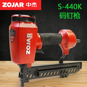 Cloueuse pneumatique Zojar 440K pour la construction de charpentes en bois - Product Image 2