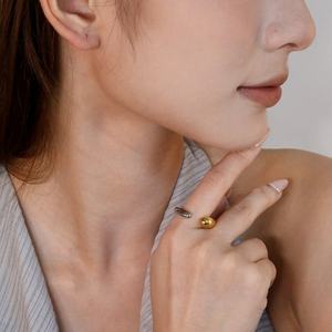 Anillo de Acero Inoxidable Impermeable con Baño de Oro de 18K, Anillo Abierto en Forma de C Bicolor Minimalista para Mujer, a la Moda - Product Image 2