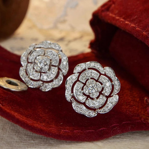 Orecchini a Perno con Fiore di Camelia, Eleganti Gioielli Lucidi per Donne, Accessorio Chic per Uso Quotidiano e Feste, Idea Regalo - Product Image 1