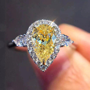 Anello dal design a forma di pera gialla, elegante anello da dito per donna - Product Image 1