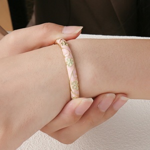 สร้อยข้อมือเคลือบหรูหราสไตล์เรียบง่ายสร้อยข้อมือลายดอกไม้เล็กๆแบบย้อนยุค - Product Image 2