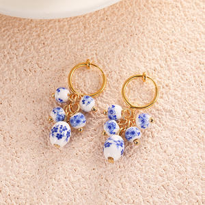 Colgante 3D Vintage para mujer, Pendientes colgantes de cuentas de cerámica azules y blancas pintados a mano, Clip de oreja de acero inoxidable <span class=keywords><strong>sin</strong></span> orificio para la oreja - Product Image 6