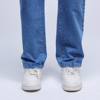 Jean vintage classique pour hommes OEM coupe régulière style droit pantalon en jean ample à fermeture éclair avec taille moyenne denim délavé léger