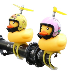 Pequeño pato amarillo niño casco cuerno venta al por mayor motocicleta y bicicleta accesorios viento roto pato montar luz goma Material - Product Image 1