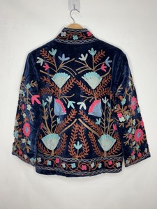 Chaqueta de Terciopelo con Bordado Suzani Indio, Chaqueta Unisex de Primavera, Prenda Exterior Étnica de Lujo, Abrigo Boho Suzani para un Look Bohemio Chic - Product Image 3