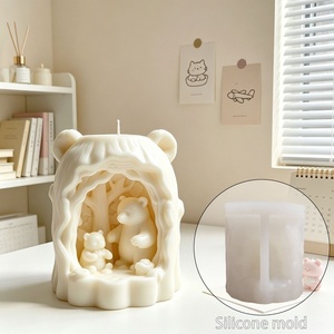 <span class=keywords><strong>Molde</strong></span> de silicona para portavelas con diseño de familia de osos en cueva de árbol, ideal para velas aromáticas de bosque DIY, adornos de yeso y decoración del hogar. - Product Image 1