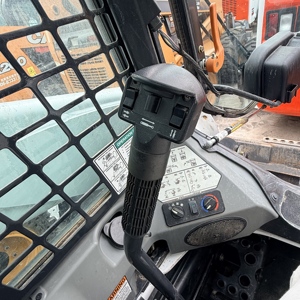 Chargeuse sur pneus d'occasion d'origine américaine Bobcat T770 avec chenilles en caoutchouc, fourche et tarière, à vendre - Product Image 5