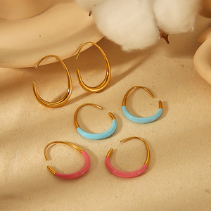 ต่างหูแบบห่วง สแตนเลสทรงเรขาคณิต สีทอง สีชมพู สีฟ้า ใส่ได้ทุกวัน - Product Image 1