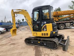Miniexcavadora Komatsu PC55MR con orugas amarillas y negras, cabina cómoda y espacio para el operador con aire acondicionado - Product Image 5