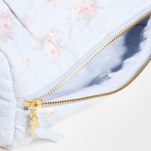 Pochette de voyage personnalisée en toile écologique, matelassée, imprimée floral sur toute la surface, réutilisable, imperméable, grande taille, avec fermeture éclair et nœud papillon pour filles - Product Image 4