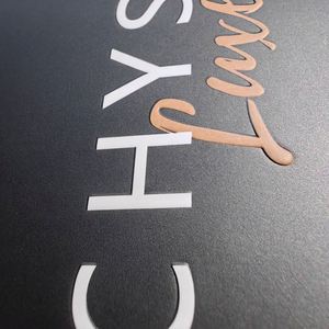 Sobre de Papel Negro con Logotipo Personalizado en Relieve para Empaque de Tarjetas - Product Image 2