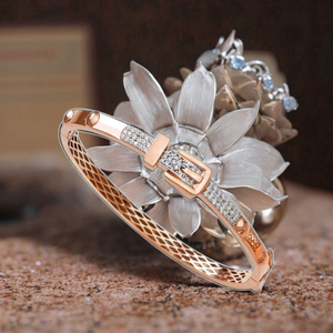 Elegante Brazalete de Diseño Chapado en Oro para Mujer, Joyería - Product Image 1