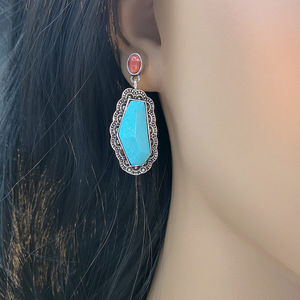 Orecchini Pendenti Etnici Vintage con Dettagli Floreali Intagliati e Design in Pietre Colorate, Stile Artigianale, Accessori di Moda - Product Image 2