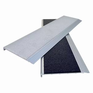 Nez de marche blanc antidérapant en carbure de silicium, marches d'<span class=keywords><strong>escalier</strong></span> en aluminium, bordure d'<span class=keywords><strong>escalier</strong></span>, bordure métallique en forme de nez de bœuf pour <span class=keywords><strong>escalier</strong></span> - Product Image 1