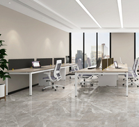 Poste de travail modulaire pour 4 personnes avec écran en verre trempé pour projet de bureau commercial à plan ouvert