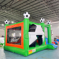 Château gonflable commercial à thème football pour enfants avec toboggan
