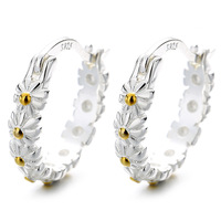 Gänseblümchen-Blumen-Creolen aus 925er Sterlingsilber, süße, minimalistische Hänge-Creolen