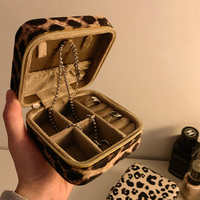 Boîte à bijoux portable élégante à imprimé léopard, fabriquée en Chine, pour boucles d'oreilles, bagues et colliers, petite boîte carrée imprimée