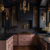 Meubles de cuisine intégrés sur mesure en chêne massif laqué, style français moderne et écologique, avec buffet mural pour toute la maison