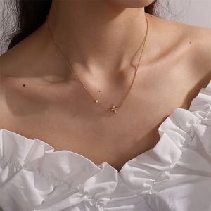 Collar de Oro con Cristal en Forma de Cruz, Engaste Biselado, Joyería para Mujer de Uso Diario - Product Image 4