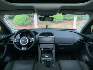 Voiture d'<span class=keywords><strong>occasion</strong></span>, <span class=keywords><strong>prix</strong></span> bas, modèle essence F-Pace, moteur 2.0 litres, SUV, quatre roues motrices, 5 places - Product Image 6