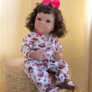 OtardDolls Poupée Reborn réaliste en vinyle de 45 cm, jouet pour bébé fille avec cheveux bouclés et nœud rose pour enfants - Product Image 3