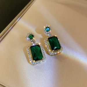 Orecchini Pendenti in Cristallo Verde Placcati Oro, Gioielli di Lusso Geometrici da Donna per Feste - Product Image 1