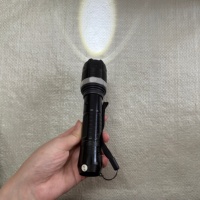Lampe torche manuelle KT-8810 avec sangle de maintien, longue durée de vie, idéale pour les patrouilles en banlieue, la ferme, la pêche et les jeux de farces