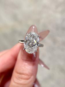 ICEWALD Luxuriöser 18K Massivgold Ehering mit 6 Karat Ovalschliff Labor-Diamant, IGI-Zertifiziert, Stilvoller Damenring in Farbe D - Product Image 2