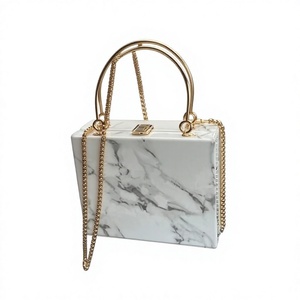 Pochette élégante en acrylique rectangulaire avec motif marbré, bandoulière et fermeture magnétique, capacité 1-1,9 L, idéale pour les soirées. - Product Image 1