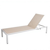 Chaise longue d'extérieur beige en maille avec dossier réglable et roulettes pour piscine, jardin, plage