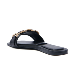 All'ingrosso della fabbrica delle donne in ecopelle nera Slip on sandali piatti da esterno ornamenti in oro di classe scivoli pantofole - Product Image 5