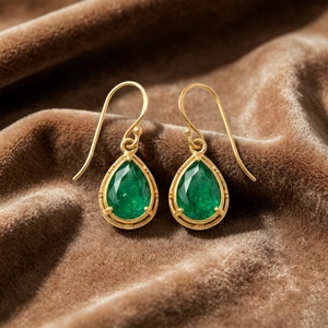 Pendientes colgantes vintage personalizados al por mayor, chapados en oro, con imitación de esmeralda y cristal, hipoalergénicos, para mujer. - Product Image 3