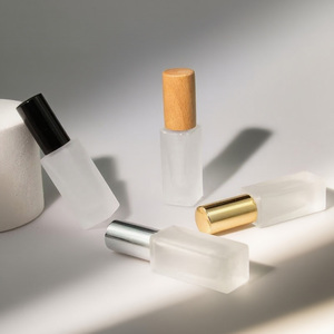 Botella de Perfume de Vidrio Cuadrada Mini Reciclable al por Mayor, Vacía, con Pulverizador Frost, de 3ml, 5ml, 10ml, 15ml, 20ml, con Tapa Metálica - Product Image 5