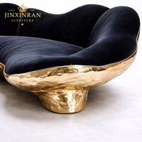 Canapé de luxe en velours noir artistique avec base en métal martelé doré, design nuage ondulé, pour salon, villa, hôtel, ou salle de séjour