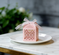 Boîte à dragées rose haut de gamme écologique avec finition mate, en carton nacré, gravure laser, fermeture magnétique et organza