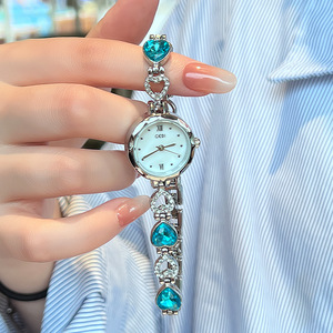 Montre-bracelet rétro de luxe pour femme, sensation haut de gamme, strass en forme de cœur, élégante, à quartz - Product Image 2