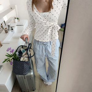 เสื้อผู้หญิงแขนยาวคอวีลายจุดผูกเอว ผ้าถักระบายอากาศดี สำหรับฤดูใบไม้ร่วง พร้อมลายพิมพ์ดิจิทัล - Product Image 5