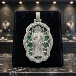 Colgante Religioso de Cristo con Moissanita Corte Esmeralda, Plata 925, Amuleto Temático Hindú para Ceremonias, Joyería Unisex Luxira Jewels - Product Image 2