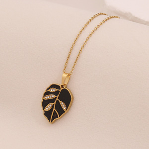 สร้อยคอใบไม้เคลือบเงาแบบศิลปะ |   จี้รูปใบไม้ประดับเพชรเคลือบทอง 18K PVD บนสแตนเลสสตีลสำหรับผู้หญิง |   กันน้ำและป้องกันการแพ้ - Product Image 5