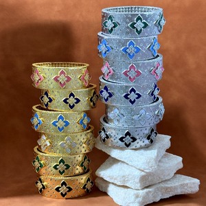 Brazalete de Lujo con Diseño de Trébol de Cuatro Hojas, con Diamantes Brillantes y Piedras de Ágata Natural Blanca - Product Image 2